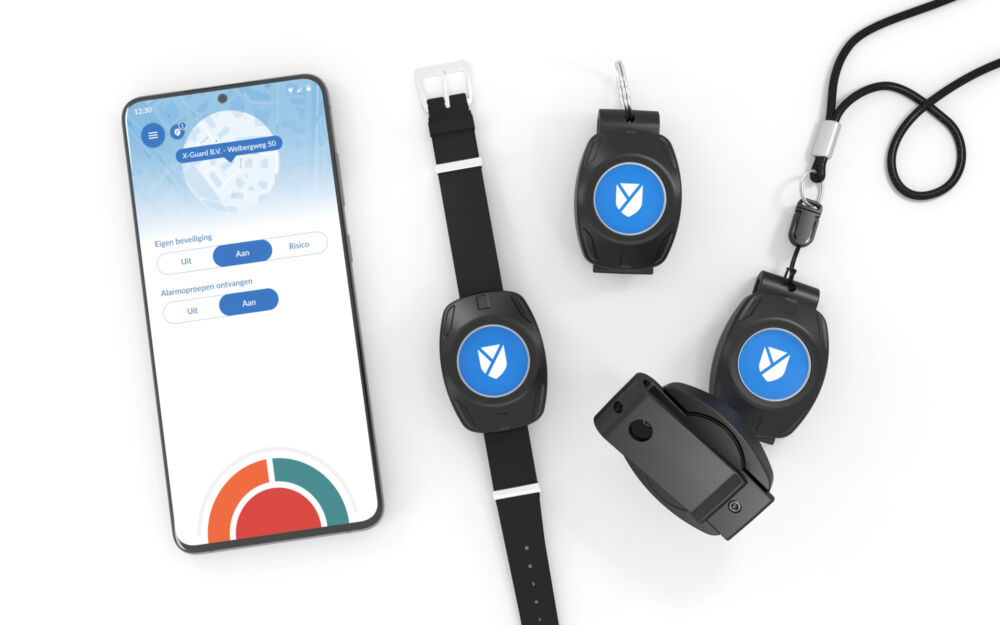 Met de X-Guard Alarm-app kan iedereen overal een alarm versturen: er wordt direct een verbinding gemaakt met de juiste hulpverlening. Ook kan er een draagbare Bluetooth Alarmknop worden gekoppeld aan de app.